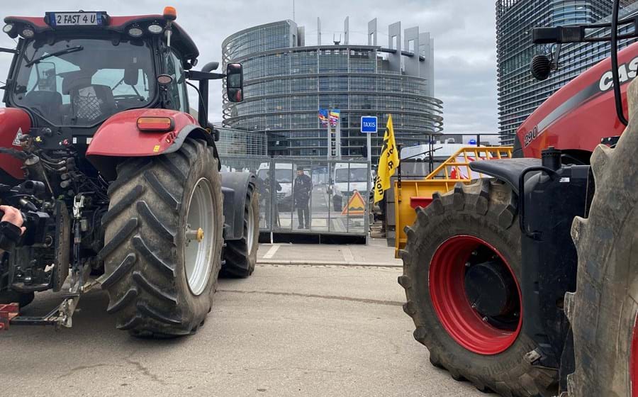No exterior do Parlamento Europeu ouviram-se as queixas contra leis que os agricultores dizem colocar em causa a sua competitividade, enquanto no interior decorria um debate sobre a PAC.