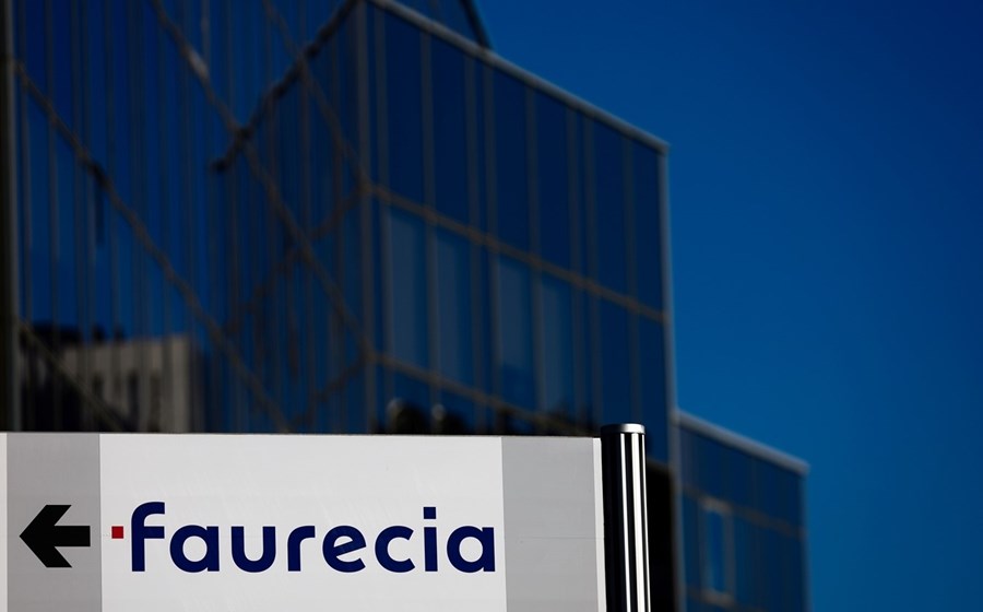 A Forvia, empresa resultante da fusão da Faurecia e Hella, justifica a reestruturação com o “novo ambiente” da indústria automóvel na Europa.