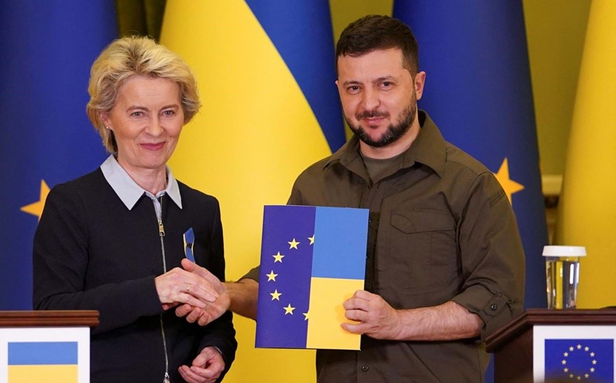 A presidente da Comissão Europeia, Ursula von der Leyen, prometeu em abril que a UE iria apoiar a Ucrânia, num encontro com Zelensky.