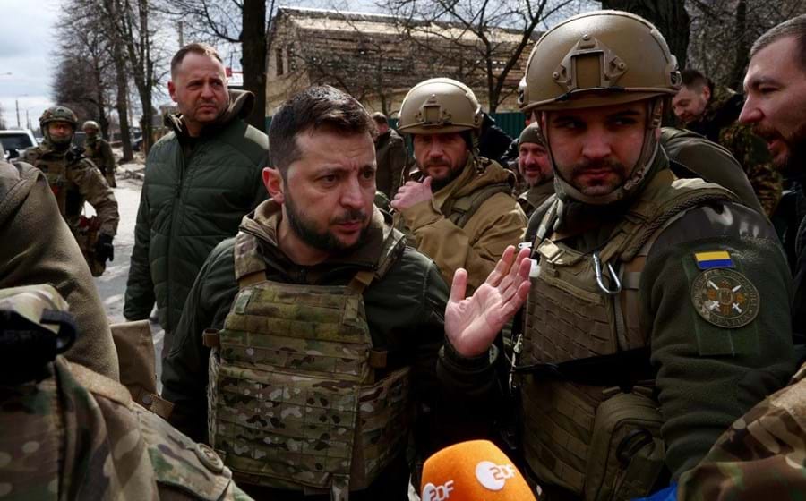 O presidente ucraniano junto de militares ucranianos em Bucha, nos arredores de Kiev.