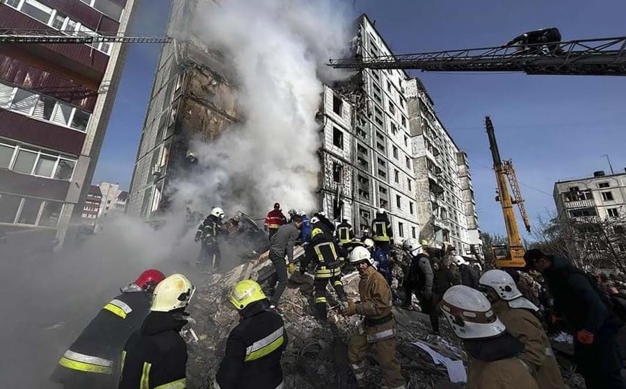 Serviços de Emergência ucranianos tentam resgatar sobreviventes do colapso de um prédio em Uman após um ataque russo com mísseis.