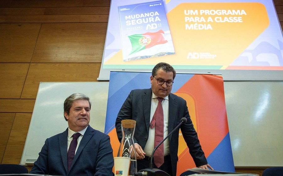 As medidas específicas para a classe média foram apresentadas por Miranda Sarmento (à direita) e Paulo Núncio (à esquerda).