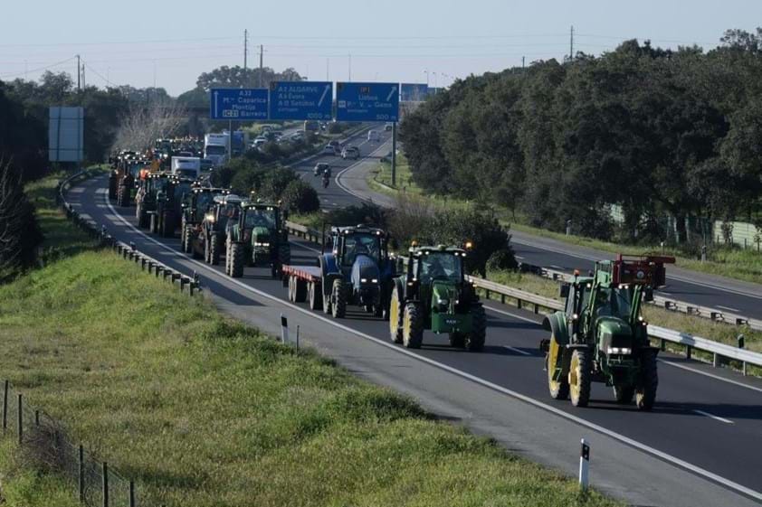 Protesto dos agricultores provoca constrangimentos na circulação na IC32 devido a uma marcha lenta nas zonas de Alcochete, Montijo e Moita.