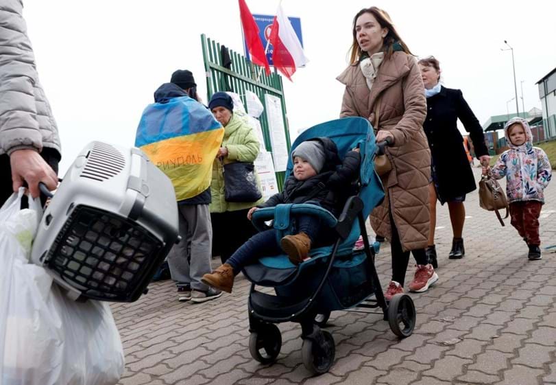 Refugiados ucranianos atravessam a fronteira com a Polónia em abril de 2022