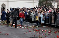 Multidão lança flores e faz cair barreiras para ver passar o cortejo fúnebre de Alexei Navalny