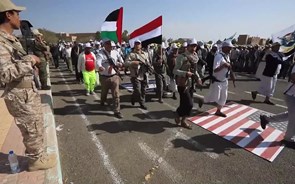 Rebeldes Houthi desfilam em Sana após ataque no Mar Vermelho