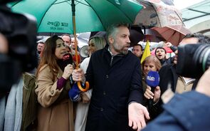 Pedro Nuno recebido debaixo de chuva intensa na Praça da Sé de Bragança recusa 'jogo de equilibrismo' 