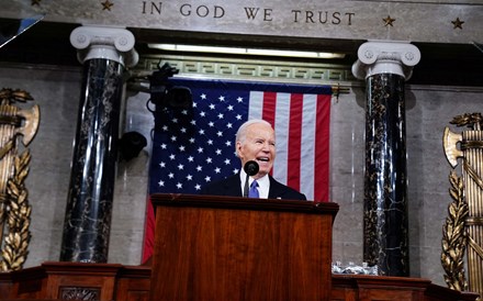 Com incertezas sobre o futuro de Biden no ar, Wall Street encerra com sentimentos mistos