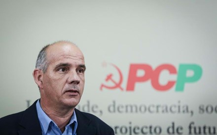 Líder do PCP critica Governo por privatizar centros de saúde na '25.ª hora'