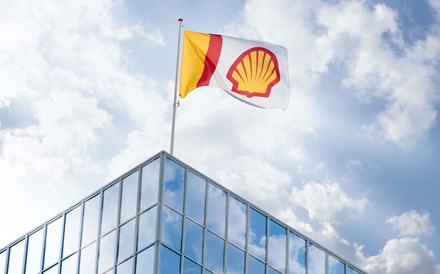 Shell reduz objetivos climáticos e mantém crescimento de combustíveis fósseis