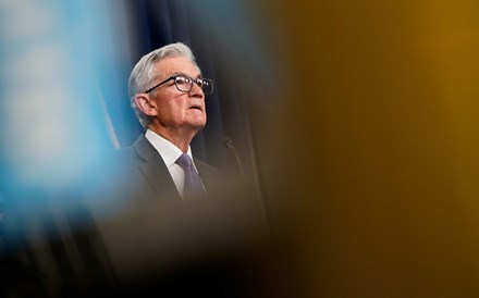 Powell sinaliza que alívio na inflação ainda não chega para cortar juros nos EUA