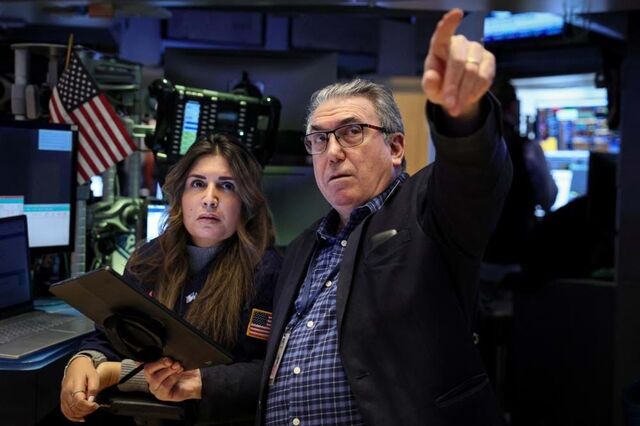 Wall Street mista. Dow Jones soma maior série de ganhos do ano
