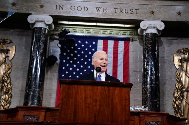 Com incertezas sobre o futuro de Biden no ar, Wall Street encerra com sentimentos mistos
