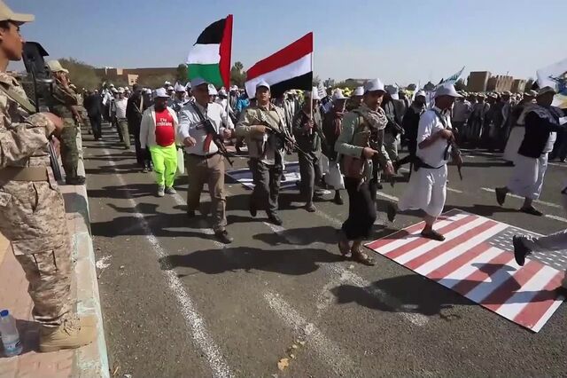 Rebeldes Houthi desfilam em Sana após ataque no Mar Vermelho
