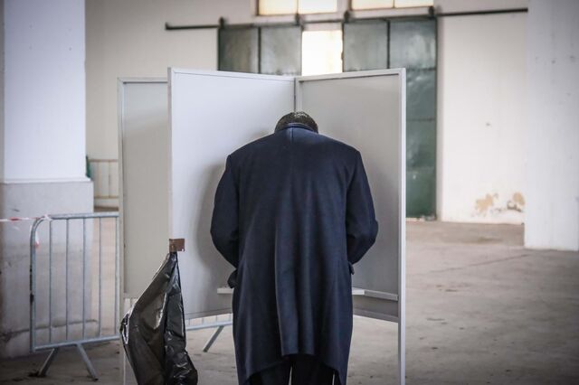 Afluência às urnas às 16:00 era de 51,96%, a mais alta em mais de duas décadas