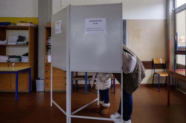 Projeções das televisões dão vitória a AD com 27,6% a 33% dos votos