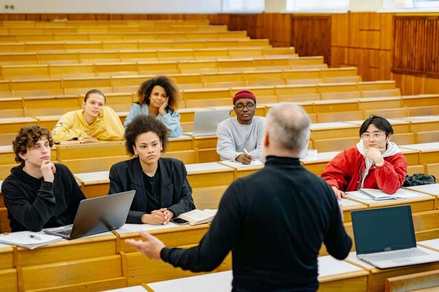 Universidades continuam a formar mais para combustíveis fósseis do que para energias renováveis