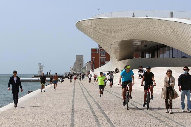 Ativistas da Climáximo pintam sede da  EDP e ponte do museu MAAT