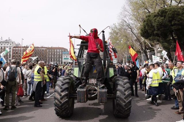 Agricultores em protesto. Centenas de pessoas e dezenas de tratores no centro de Madrid