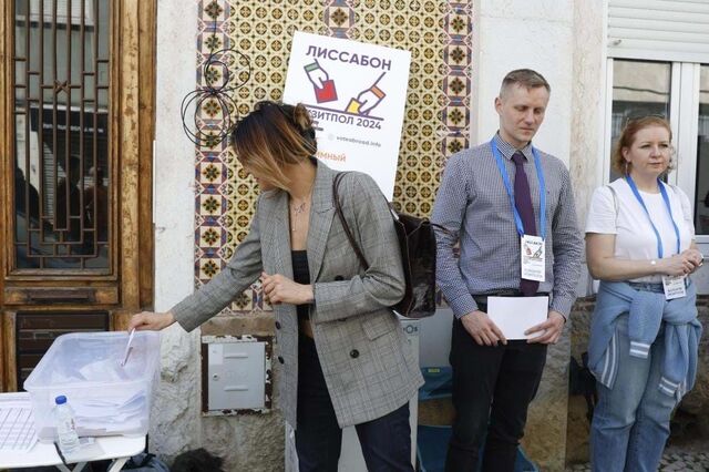 Centenas de russos esperam para votar na embaixada em Lisboa 