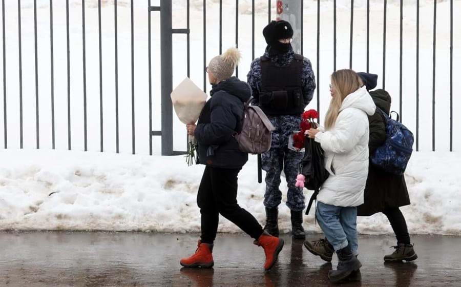 Pessoas levam flores na despedida ao mais conhecido opositor russo.