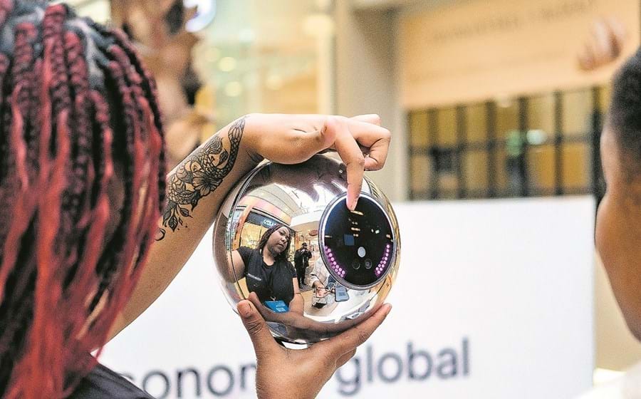 A Worldcoin usa esferas de aço, do tamanho de bolas de futebol, para captar a íris e gerar um código encriptado. Espalhadas por 17 locais, já tem cerca de 300 mil inscritos em Portugal.