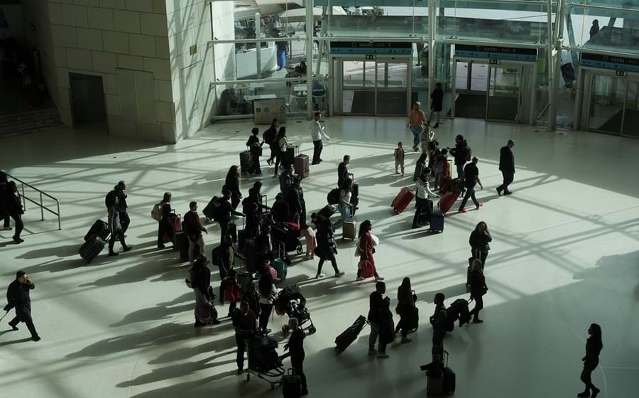 Em fevereiro último passaram pelos aeroportos portugueses mais 28% de passageiros do que no mesmo mês de 2019.