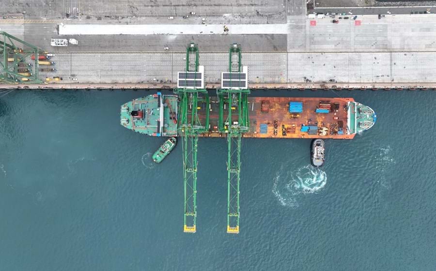 O gás importado pela Galp da Nigéria e da Argélia chega ao porto de Sines em navios metaneiros.