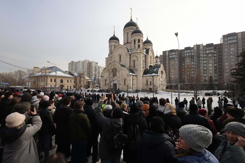 O funeral de Navalny atraíu uma multidão.