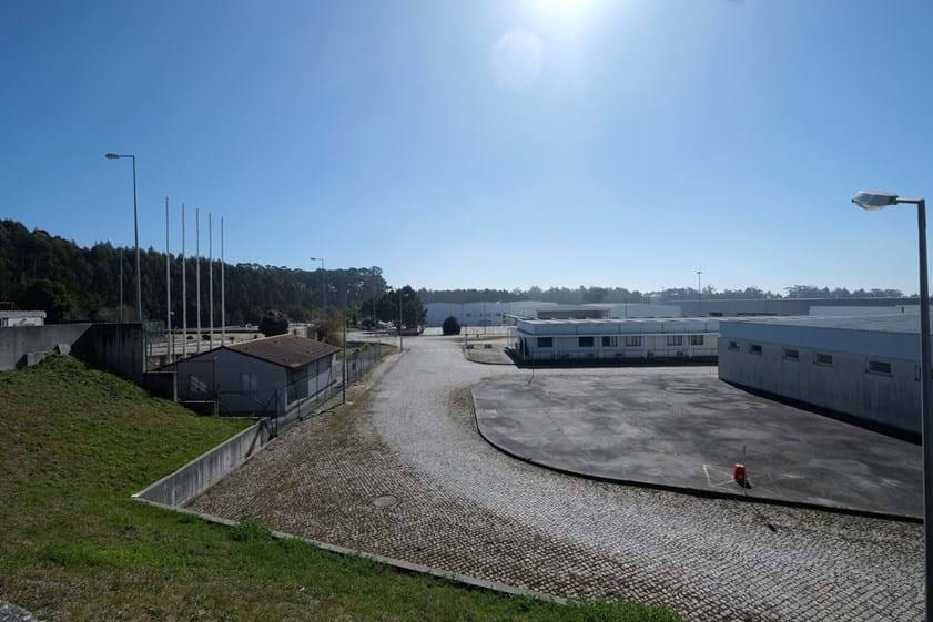 O “Estaleiro Norte”, que ultimamente servia de sede à Soares da Costa, está novamente em leilão eletrónico.