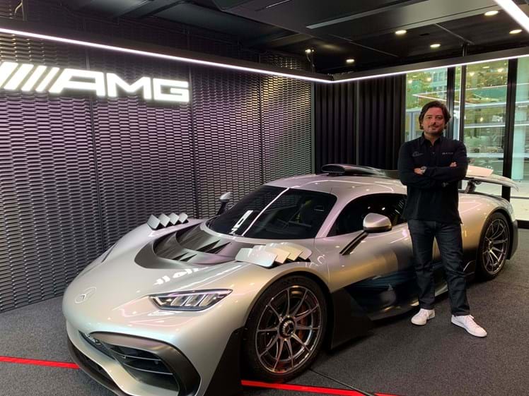 Foto de 2018 com Rui Sampaio, vendedor da Sociedade Comercial C. Santos responsável pela operação, junto a uma unidade de demonstração do Mercedes-AMG ONE.