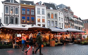 Amesterdão proíbe construção de novos hotéis para combater turismo em massa