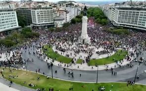 Milhares já descem a Avenida para celebrar 50 anos em liberdade
