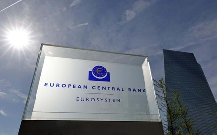 BCE mantém juros da Zona Euro pela quinta vez, mas já admite cortes
