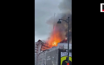 Incêndio em Copenhaga destrói antigo edifício da Bolsa de Valores