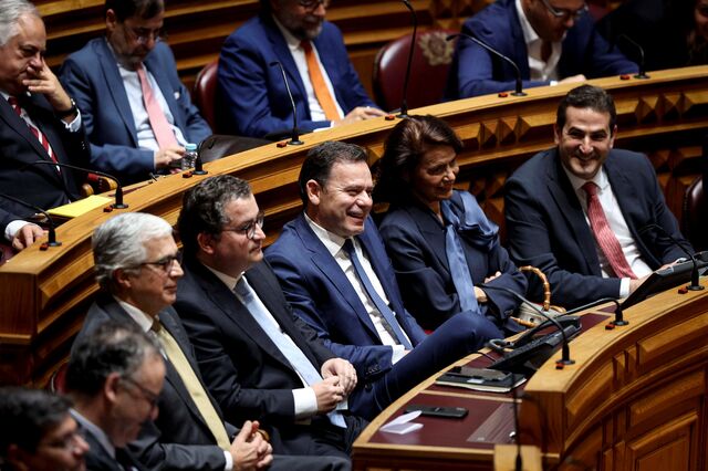 Tomada de posse obriga a dança de cadeiras no Parlamento