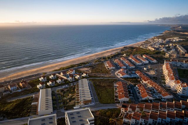 Santa Villa com casas que custam 1 milhão a 1 hora de Lisboa  