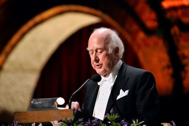 Morreu Peter Higgs, físico que descobriu 'a partícula de Deus'