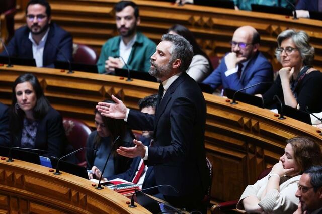 Proposta do PS de descida de IRS aprovada com abstenção do Chega