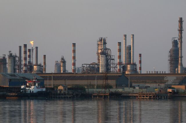 Ouro dá refúgio, mas escalada contida deixa petróleo à espera