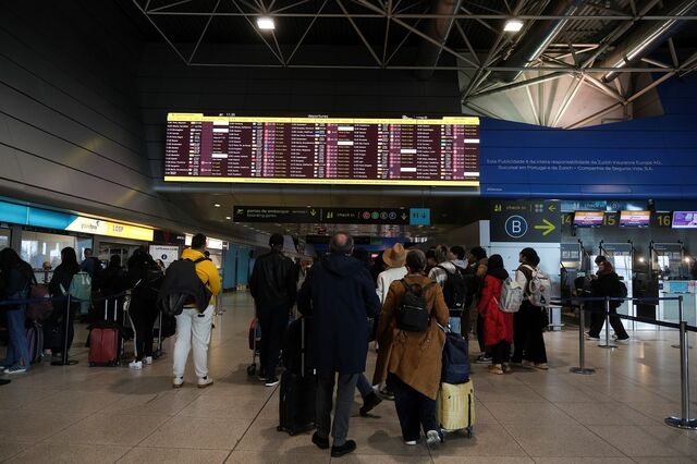 Centenas de pessoas vivem no aeroporto de Madrid em situação “delicada e grave”