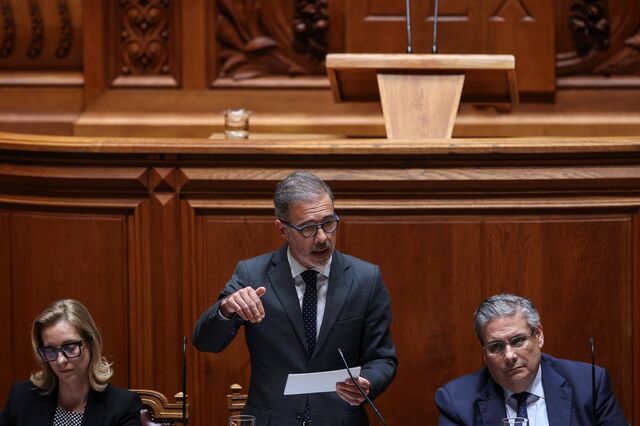 OE2025: 'Deixem-nos continuar a governar', pede Pedro Duarte no Parlamento