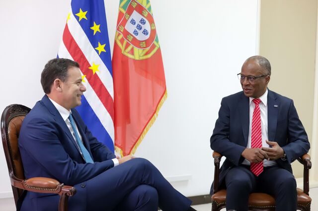 Primeiro-ministro chega a Cabo Verde para a primeira visita fora da Europa