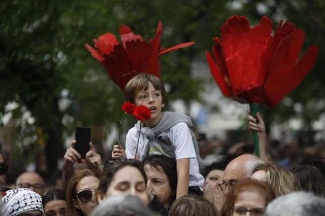 Partidos à esquerda e PSD defendem abril. IL e Chega destacam 25 de novembro. Milhares descem Avenida
