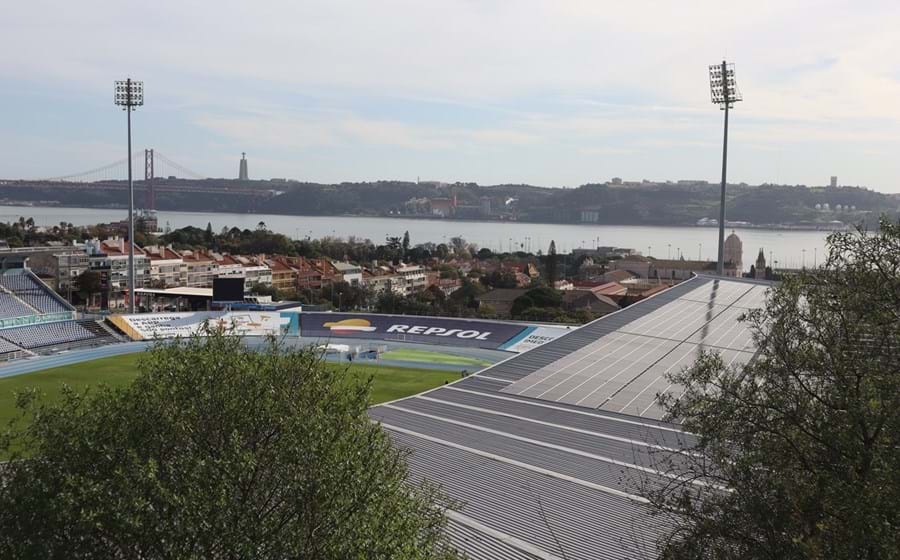 Um dos projetos de autoconsumo de energia da Greenvolt incluiu a instalação de painéis na cobertura das bancadas do estádio do Restelo.