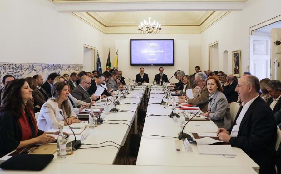 Luís Montenegro presidiu à reunião informal do Conselho de ministros em Óbidos