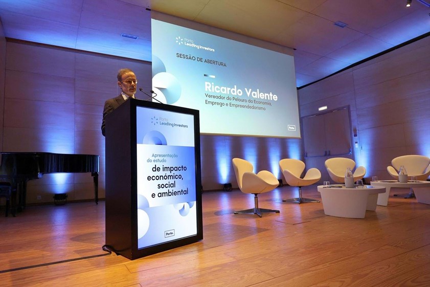 Ricardo Valente, vereador da Economia da Câmara do Porto, na abertura da sessão de apresentação do estudo de impacto económico, social e ambiental das empresas que integram o projeto Porto Leading Investors. 
