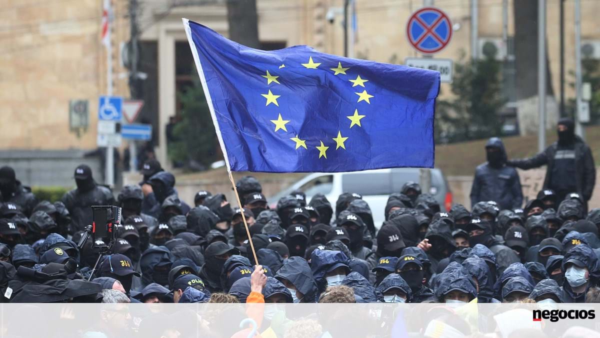 Agressões entre deputados e protestos nas ruas marcam votação de lei polémica na Geórgia