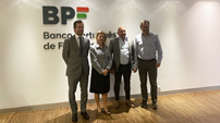 Ana Carvalho, CEO do BPF, acompanhada por Paul Hallas, CEO da SPC (ao seu lado esquerdo, na foto), e outros elementes do banco e do grupo britânico.