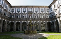 O edifício onde está instalada a biblioteca, que será agora requalificado e ampliado, remonta ao século XVIII.